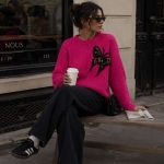 Pulover fuchsia moale si calduros cu detaliu fluture