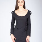 Rochie scurtă cu revere pe decolteu