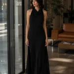 Rochie lungă neagră cu decolteu halter drapat