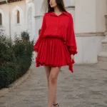 Rochie scurtă roșie, cu guler și fustă amplă