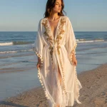 Caftan lung de plajă, cu decor auriu și ciucuri