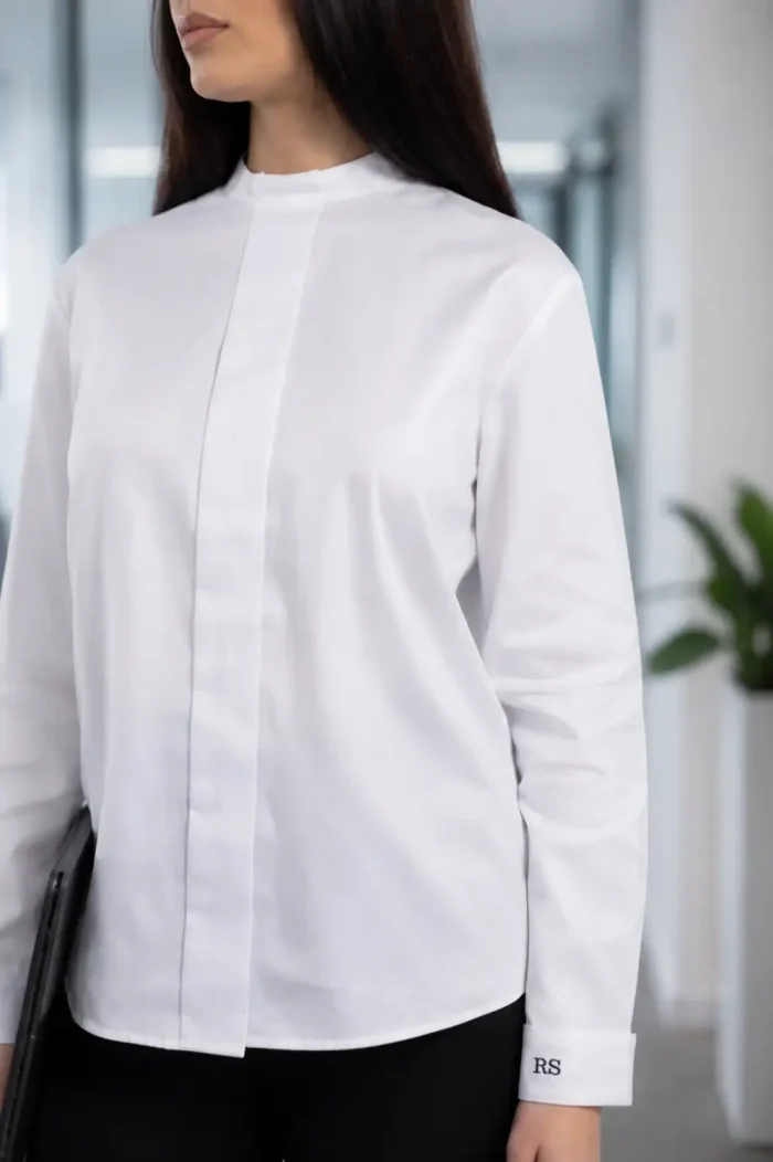 Cămașă albă cu guler tunică și manșete cu monogramă - imagine 6