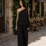 Compleu negru cu imprimeu floral și top pe un umăr