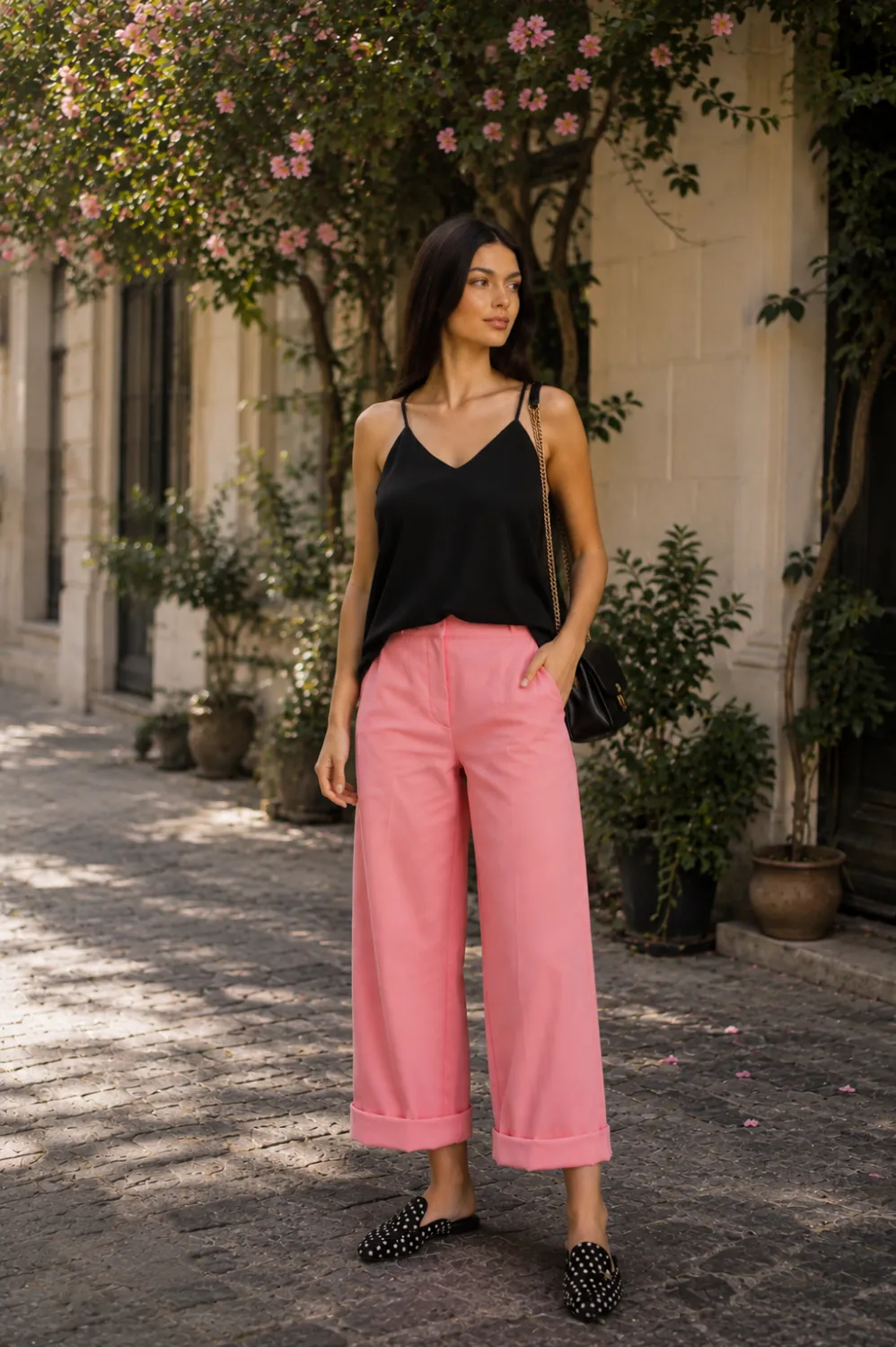 jeans roz Top negru lejer, cu decolteu în V și bretele subțiri - imagine 1