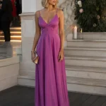 Rochie Laurelie lungă roz, cu bretele fine și decolteu în V