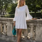 Rochie scurtă albă, cu volane la mâneci și tiv