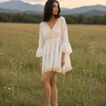 Rochie albă boho, cu broderie ajurată și franjuri