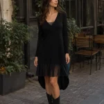 Rochie neagră asimetrică, cu detaliu de dantelă și volan transparent