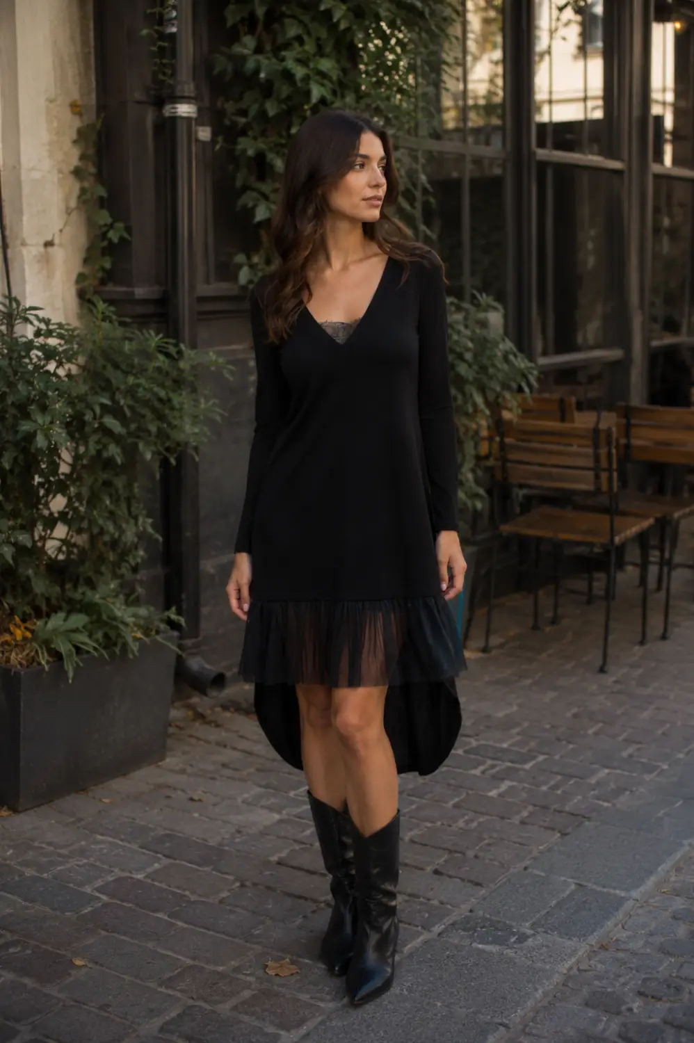 rochie broderie Rochie neagră asimetrică, cu detaliu de dantelă și volan transparent - imagine 1