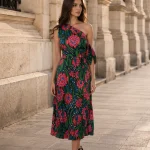 Rochie midi pe un umăr, cu imprimeu floral multicolor