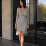 Rochie gri-argintie cu efect petrecut și mâneci lungi