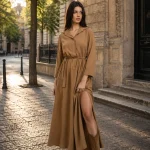 Rochie lungă maro-camel, cu guler și cordon