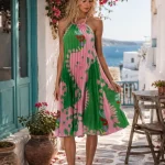 Rochie midi plisată roz și verde, cu imprimeu floral și decolteu halter