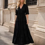 Rochie neagră lungă, cu decolteu petrecut și volane în trepte