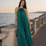 Rochie maxi plisată verde-petrol, cu decolteu halter