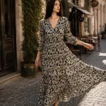 Rochie lungă cu imprimeu cu margarete și decolteu petrecut