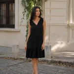 Rochie neagră fără mâneci, cu decolteu în V și volan la tiv