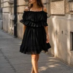 Rochie neagră scurtă, cu bretele subțiri și volane