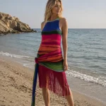 Rochie multicoloră cu franjuri și drapaj înnodat lateral