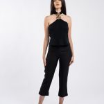 Top negru cu decolteu halter și ornament auriu