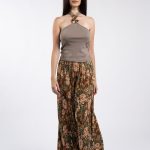 Top taupe cu decolteu halter și ornament auriu