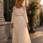 Rochie maxi crem plisată, cu detaliu auriu în talie